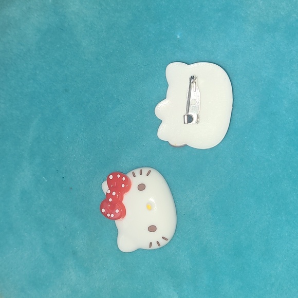 2 Hello Kitty Pins - Picture 6 of 15